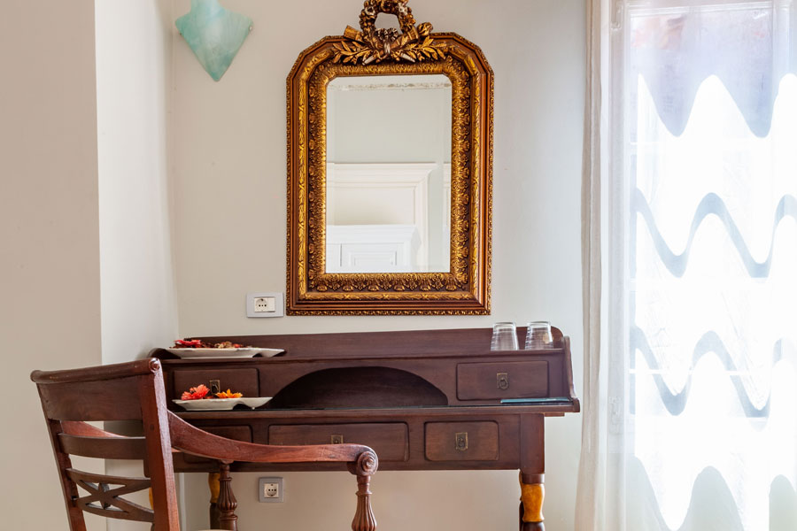 Althaia Pension Nafplio - Louiza Double Room Antic Desk & Mirror